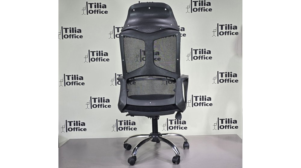 Tilia Gla ergonomik makam koltuğu, siyah file sırt ve parlak krom metal kolçaklar.